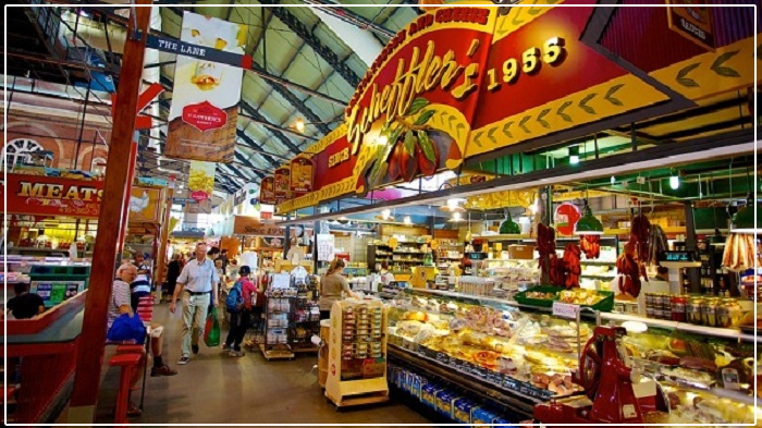 Bánh mứt được bày bán tại các khu chợ Việt Nam trong những ngày tết.